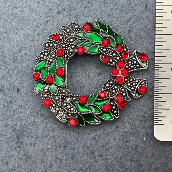Christmas Pin Brooch Wreath Red Rhinestone Berries Green Enamel Silver Detailed - Picture 4 of 5